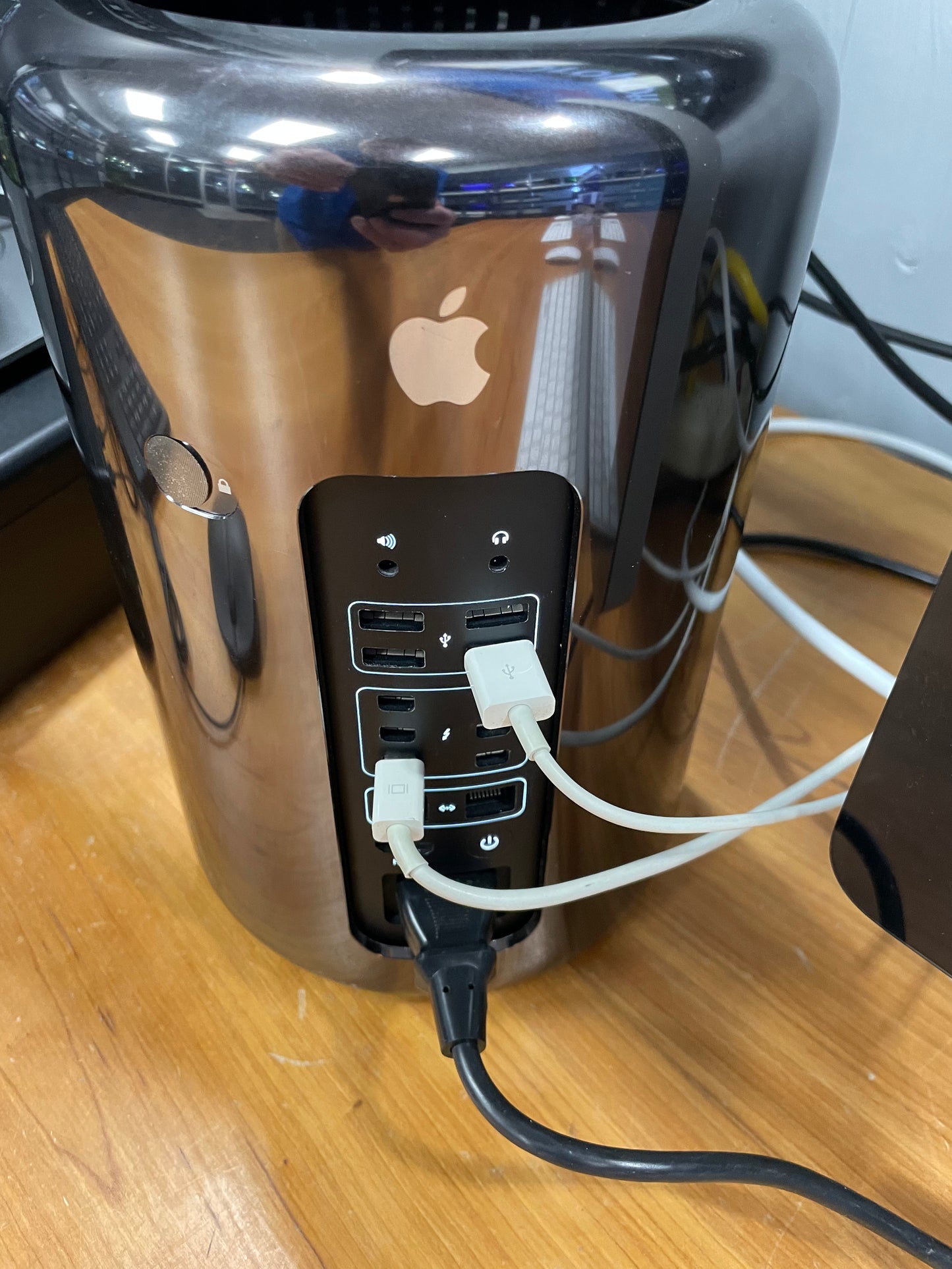Mac Pro Cylinder with 24" Cinema Display